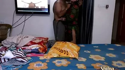 મોટા boobs સાથે શ્યામ તેના ડ્રેસ ઉઠાવી અને ડિક પર વાવેતર