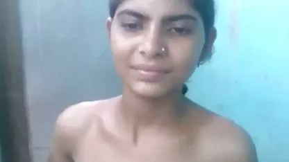 હોમમેઇડ blowjob લાલ શૃંગારિક બ્રામાં સુંદર રશિયન શ્યામ દ્વારા કરવામાં આવે છે