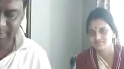 ગધેડા પર એક બટરફ્લાય સાથે સોનેરી pussy rubs અને યોનિ માં કાર માં dildo ચલાવે છે