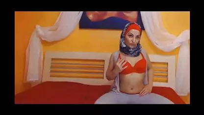 ડાર્ક પળિયાવાળું પ્રો pussy માં લાકડી વગર fucks અને અંદર સમાપ્ત કરવા માટે ખુશી છે