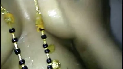 ગ્લેમર શિકાગો પોતાને શૌચાલયમાં ગુલાબી dildo સાથે fucks