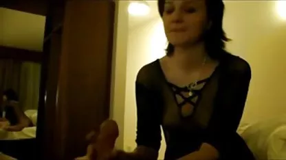 નાના tits સાથેની પત્ની સુંદર રીતે તેના ક્લિટને ઝીલવે છે જ્યારે તેણીના પતિનું કુંક તેની ટોપીમાં જાય છે