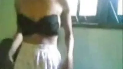 મિત્રની ટોચ પર વાવેલો એક કેપ સાથે ભીડતી છોકરી