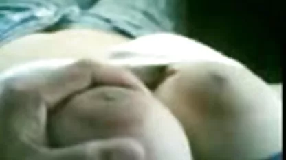 ચિક સ્નાન માં એક blowjob આપે છે, અને પછી પથારી પર fucks, તેના પીઠ પર શુક્રાણુ એક પ્રવાહ મેળવવામાં