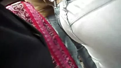 Busty પત્ની તેના પતિને તેના પગ પર તેના હાથ ઢાંકવા, એક રાઇડર ના પોઝ માં fucked