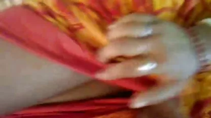 સુંદર છોકરી તેના હાથ સાથે ડિક fingering