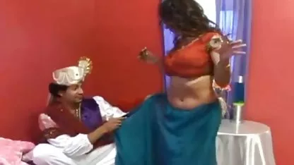 ચામડીમાંથી પીકપેપર ઓગીગેલ: રસ્તા પર boobs બતાવ્યું અને ગરીબ માણસને ફ્લોર પર ટોઇલેટમાં ફેંકી દીધો