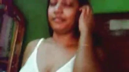 ક્યૂટ ચિક એક નિખાલસ blowjob બનાવે છે, ઝટકો બંધ કરે છે અને તેના ચહેરા પર કમ લે છે
