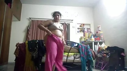 નાજુક blowjob, પાતળા શ્યામ દ્વારા કરવામાં આવે છે, જે અંતિમ ગળી જાય છે