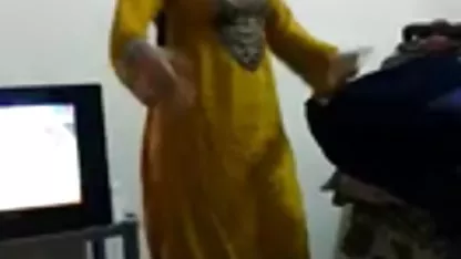 અશ્લીલ લોકોની પગ વચ્ચે suck અને લેવા માટે પ્રેમ જે ગોળાકાર ગોળાકાર કબાટ માં Fucked