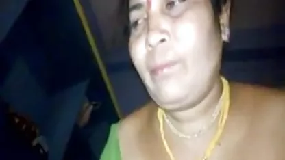 ગામની બહારના ભાગમાં એક સુંદર છોકરી blowjob કરે છે અને મોં આગળ ધકેલી દે છે