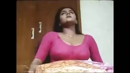 એક ઊંડા blowjob કર્યા અને તે વ્યક્તિના ઇંડા પાળ્યાં, એક ગધેડો છોકરી તેને ઉપરથી ગળી ગઈ