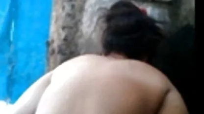 મોહક સોનેરી તેના ભવ્ય શરીર બતાવે છે, મોટા boobs અને shaved shaved pussy