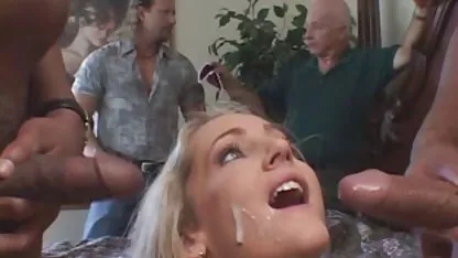 રશિયન સોનેરી blowjob ઝડપી રીતે ડિક sucks, તેના હાથ તેના હાથ સાથે propping