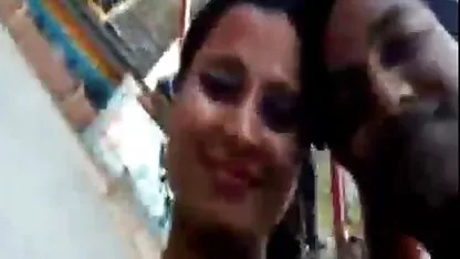પેસેન્જરે એક blowjob બનાવ્યું અને એક કારની પાછળની સીટમાં યોનિ સેક્સ ગોઠવ્યું