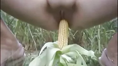 એક blowjob પછી તેના હાથમાં સિગારેટ સાથે પુખ્ત દંપતી, તેણીના પ્રેમીના ડિક પર ગયો