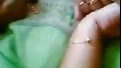 પપ્પાએ સોનેરી પગને મસાજ કર્યો અને તેને blowjob પછી પથારી પર ઉત્સાહિત કર્યા.