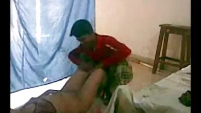 યુવાન વ્યક્તિ સક્રિયપણે પ્રથમ વર્ગના blowjob પછી સોફા પર ગર્લફ્રેન્ડને fucks