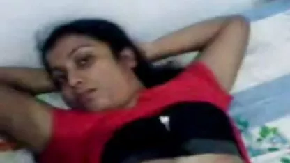 Blowjob પછી, શ્યામ ક્રુસ્ટેસિયનની જેમ ઊભો થયો અને બતાવ્યું કે તે કેવી રીતે તેણીની કેપ અને પોઇન્ટ મસાજ કરી શકે છે