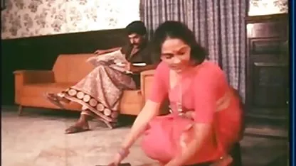 ફેટ વ્યક્તિ બેડ પર ચરબી ધરાવતી મહિલાને હૅમિંગ કરે છે, તેને સેક્સ પહેલા કુંગળી પીવા મજબૂર કરે છે