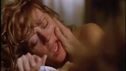 એક blowjob દરમિયાન રેડહેડ બિચ તેના મોટા titsને બતાવે છે
