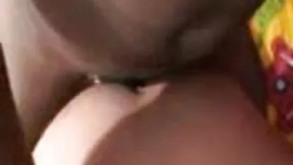 વિશાળ બફરો ધરાવતી પત્ની તેના પતિને એક blowjob બનાવે છે, તેના શિશ્નને તેના હાથથી સ્પર્શતી નથી