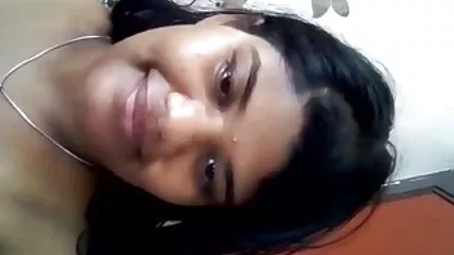 રેડહેડ બીયરની એક બોટલ માટે કાર નજીક ડિક sucks