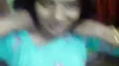 Busty સ્ત્રી એક માણસ એટલી સખત મહેનત કરે છે કે તેના boobs બાજુથી બાજુ તરફ જાય છે