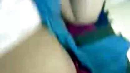 આ shaved માણસ સુંદર રીતે તેના ટેન ચિક સીલીકોન tits સાથે fucked