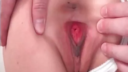 પ્રેમી ગુદામાં તેની ગર્લફ્રેન્ડને fucks, તેની ટોપીને આંગળીઓથી છીનવી લે છે અને વિડિઓ પર હોમ સેક્સ લે છે