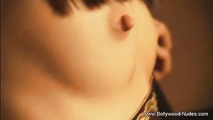 મોટા tits સાથે નગ્ન શ્યામ blowjob કરે છે