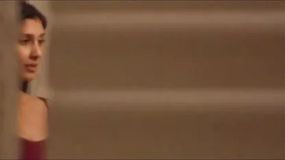 ભીની pussy માં મજબૂત ટોટી મેળવવા માટે છોકરીને અપમાનજનક પોઝ લેવાની હતી
