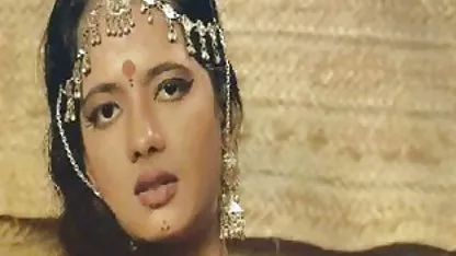 એન્જેલીનોય બ્રિલ સાથે ગેંગ-બેંગ: તેના પતિ તેના રસદાર બતકના પરિપક્વ માણસોને તેના કાર્ડ ગુમાવ્યાં