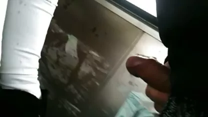 પેન્ટીહોઝ fetish. Pussy લટકાવી, pantyhose માં સેક્સ, માણસના હાથ પર ચક્કર.