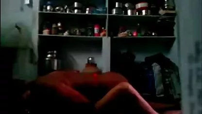 લાલ ફિશનેટ લૅંટ્સ, જે shaved pussy આવરી લે છે, મજાકથી તે વ્યક્તિને લાવ્યા નથી