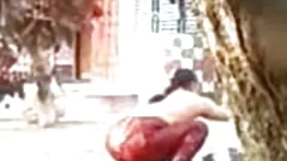માસ્કરેડ માસ્કમાં પાતળા pussy અને ડિકને મીઠી યોનીને સંભોગ આપવા માટે sucked