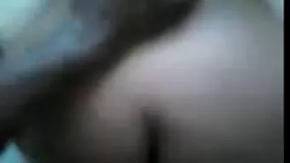 સેક્સી સોનેરી pussy અને મોટા tits બતાવે છે
