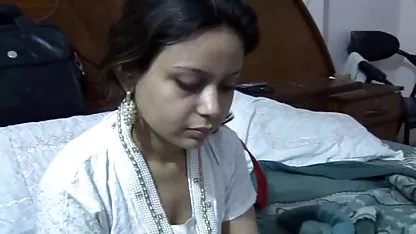 નાજુક સોનેરી masturbating pussy અને ગધેડો બંધ કરો
