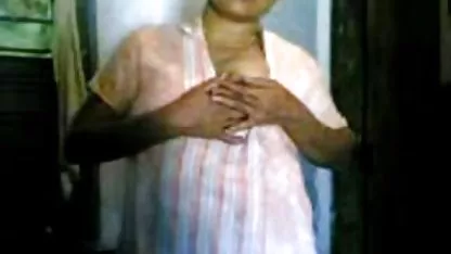 સંક્ષિપ્ત આંખવાળા tselochka-geisha vzrochnuila pussy vibrator અને આંગળી fucked ગધેડો