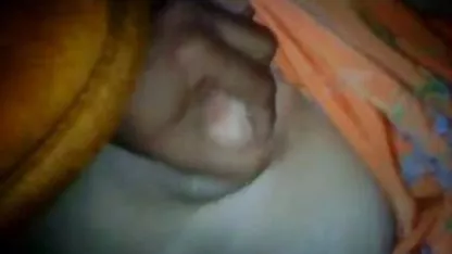 તેણી ખરેખર હસ્ત મૈથુન કરવા માંગે છે. Clit અને cums બોલ સુંદર નાજુક jerks.