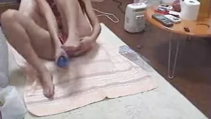 થોડી મિનિટો માટે કારમાં બસ્ટિસ્ટ sucked અને સ્વાદિષ્ટ કમ ગળી ગયો!